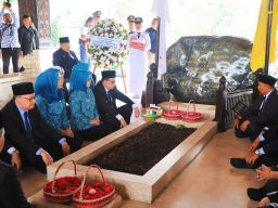 Ziarah ke Makam Bung Karno, Pj. Gubernur Jatim Ajak Kuatkan Gotong Royong dan Persatuan