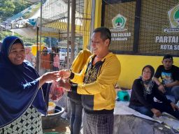 Pertahankan Tradisi, Golkar Surabaya Sembelih Empat Ekor Sapi Kurban 