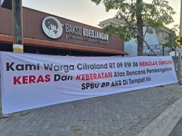 Bentangkan Spanduk, Warga Citraland Tolak Pembangunan SPBU BP AKR, DPRD: Pemkot Jangan Tutup Mata