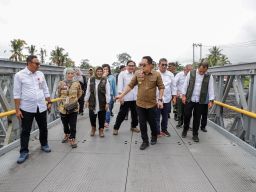 Pj. Gubernur Jatim Resmikan Tanggul Sungai Mujur dan Jembatan Kloposawit