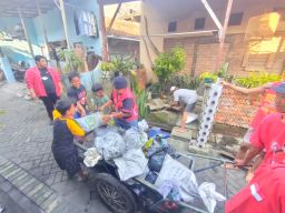 PDIP Surabaya Gotong - Royong bersama rakyat Resik Kampung