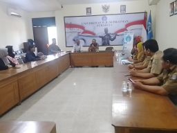 Sambangi Unipra, DLH Beberkan Soal Tarif Retribusi Kebersihan yang Meresahkan Masyarakat 