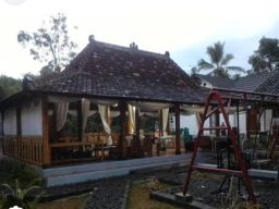 Urip Ayem Tentrem: Menikmati Gending Lawas di Emper Omah