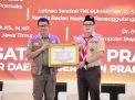 Pj Gubernur Jatim Terima Pin Emas dari BNPB