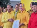 Beri B1-KWK ke Airin- Ade, Bahlil : Pak Ade, Kami Tidak Akan Meminta Warna Baju Anda Berubah Kuning