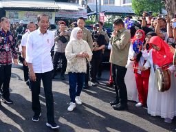 Pedagang dan Warga Sambut Hangat Kunjungan Presiden Jokowi di Pasar Dukuh Kupang