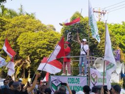 Gerakan Coblos Kotak Kosong Surabaya Deklarasi di Depan Gedung DPRD Surabaya 