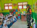 Peduli Anak Usia Dini, Serka Uun Susilo Kenalkan Profesi TNI di TK Desa Ngrejo Blitar