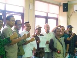 Gigih Perjuangkan Kotak Kosong, RDS Geruduk Gedung DPRD Surabaya