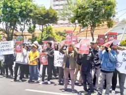 Tuntut KPK Tuntaskan Kasus Dana Hibah, Jaka Jatim Demonstrasi di Depan Gedung Negara Grahadi 