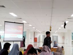 Debat Perdana Cagub-Cawagub Jatim Berpakaian Khas Adat Jawa Timur 