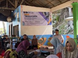 FPIK UB Gelar Pengabdian Masyarakat Terkait Bahaya Sampah Puntung Rokok di Pantai Kondang Merak