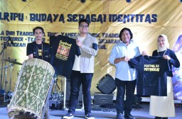 Bersama Komeng, Waka MPR Meriahkan dan Buka Festival Potinggai