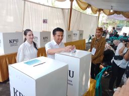 Emil Dardak Salurkan Hak Suara di Pilgub Jatim 2024 di TPS 015 Margorejo Indah