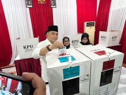 Nyoblos di TPS 04 Karah, Eri Sebut Momen Spesial 