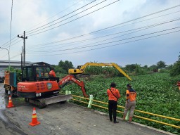 Respon Cepat Banjir di Wilayah Taman, BPBD Jatim Gandeng Pemkab Sidoarjo Bersih-bersih Kali Buntung