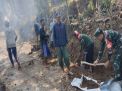 Babinsa Tapakrejo Blitar Bersama Warga Gelar Kerja Bakti Bersihkan Jalan Kampung