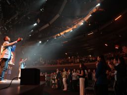 Sukacita Ibadah Perdana GMS Surabaya Timur di Pakuwon City Mall 3