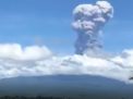 Gunung Api Raung Alami Erupsi, Keluarkanabu vulkanik setinggi 2.000 meter dari puncak.