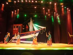 IKAMI Sulsel Cabang Surabaya Sukses Tampilkan Pagelaran Teater Passompe II Episode Annyorong Lopi