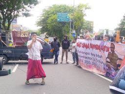 Orasi Pakai Sarung dan Celana Pendek di Depan Bappeda Jatim, JAKA Jatim Tolak Dialog di Ruang ber AC