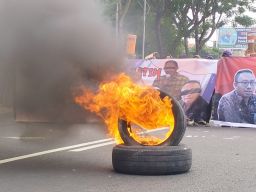 Bakar Ban di Depan Bappeda Jatim, Jaka Jatim Sesalkan Belum Ada Tersangka Kalangan Eksekutif 