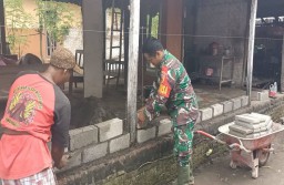 Wujud Kepedulian, Babinsa Bersama Warga Desa Selokajang Bantu Perbaiki Rumah Bapak Sumidi