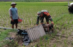 Jaga Tersedia Air, Babinsa Kendalrejo Dampingi Pengaliran Pompa Air Pok Tani Sari Murni