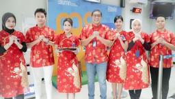 Bagikan Cokelat Manis pada Nasabah, BRI Surabaya Mulyosari Rayakan Imlek 2025