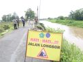 Jalan Amblas Akibat Terkikis Aliran Sungai di Desa Prambon