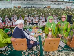 Ribuan Jamaah Muslimat NU Terima Ijazah Manaqib dari Cicit Syekh Abdul Qadir Al Jailani