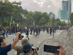 Demo Ricuh di Grahadi, Fasum Rusak dan Jurnalis Jadi Korban: DPRD dan Wali Kota Angkat Bicara