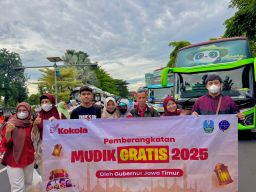 Dukung Mudik Gratis Pemprov Jatim, Kokola Group Bagikan 10.000 Biskuit untuk Pemudik