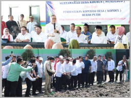 Menko Pangan Zulhas Tinjau Pembentukan Koperasi Merah Putih di Desa Kupang Sidoarjo