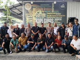 Jalin Kemitraan, WAGS Gelar Halal Bihalal Bersama Kapolsek dan Camat Menganti