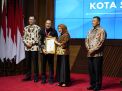 Nilai Reformasi Birokrasi Surabaya Terbaik Nasional, Wali Kota Eri Terima Penghargaan KemenPAN-RB