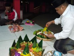 Bulan Bung Karno, Kader PDIP Surabaya Selametan Malam Jum'at Legi di Makam Syekh Marzuki