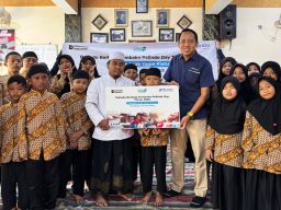 Pelindo Terminal Petikemas Salurkan Ratusan Paket Sembako untuk Anak Yatim