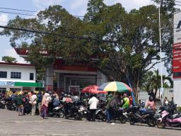 Jalan Gumitir Ditutup Total, Antrian Mengular di Sejumlah SPBU Jember, Distribusi BBM dan LPG Ke Jember Terganggu
