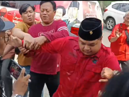 Achmad Hidayat Nyaris Bakar Diri di Depan Kantor DPC PDIP Surabaya, Soroti Dominasi Armuji