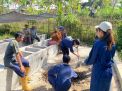 Dukung Ketahanan Pangan Berkelanjutan, Mahasiswa Unitri Latih Petani Buat Pupuk Bokashi