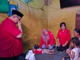 Bagikan Paket Makanan Bergizi, PDIP Surabaya Tegaskan Komitmen Zero Stunting