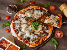 Swiss-Belinn Airport Surabaya Rayakan HUT ke-80 RI dengan Pizza Merah Putih Rendang
