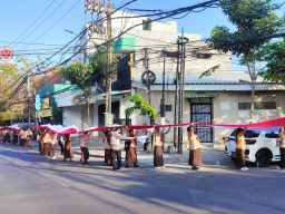 1.080 Siswa SMKN 8 Surabaya Bentangkan Bendera Merah Putih Sepanjang 1,5 Km