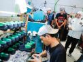 Khofifah Borong 3.000 Pasang Sepatu Awake, UMKM Mojokerto Naik Kelas