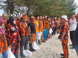 Rayakan HUT ke-66, Pemuda Pancasila Surabaya Bersih-Bersih Pantai Kenjeran