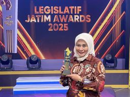 Ajeng Wira Wati Terima Penghargaan Legislatif Jatim Awards 2025