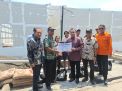 Bareng Anggota Komisi E, BPBD Jatim Serahkan Bantuan Material Perbaikan Rumah Terdampak Kebakaran di Surabaya