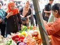 Gubernur Khofifah Borong Sayur Mayur di Pasar Induk Plaosan Magetan