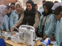 Siapkan Lulusan Tangguh dan Terampil Vokasi Unair Gelar Pelatihan USG Payudara